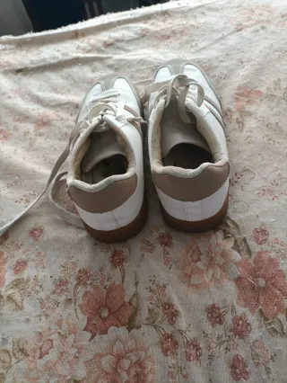 Tenis casuales blancos y beige