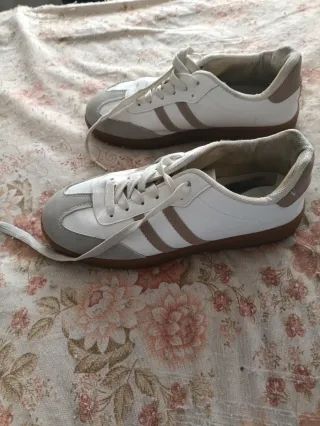 Tenis casuales blancos y beige