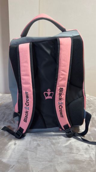 Mochila de pádel BlackCrown rosa y gris.