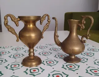 Pareja de jarrones dorados de metal