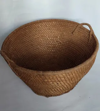 Antiguo cesto de mimbre grande con asas