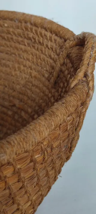 Antiguo cesto de mimbre grande con asas