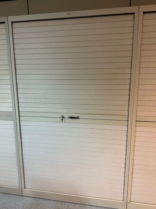 Armarios metálicos con llave y corredera