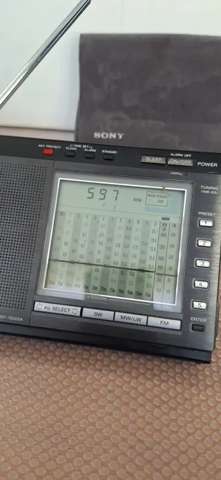 Radio Sony ICF-7600DA PLL Synthesized Receiver