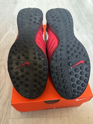 Zapatillas futbol cesped artificial. NIKE.