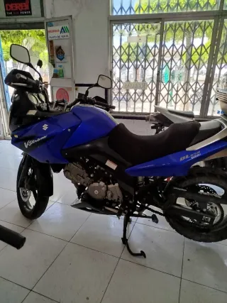 Suzuki V-Strom 650 azul