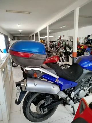 Suzuki V-Strom 650 azul