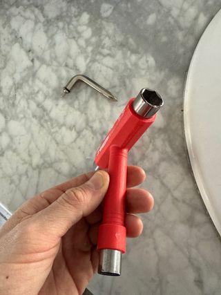 Llave para skate roja