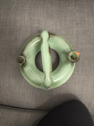 Botijo antiguo de cerámica verde