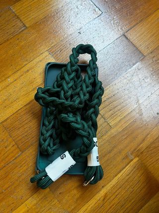 Funda iPhone 13 Pro Max con Tarjetero y Cuerda