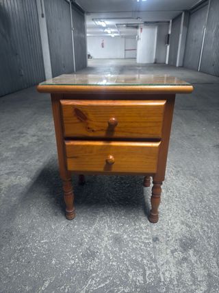 Mesita de noche de madera con cristal