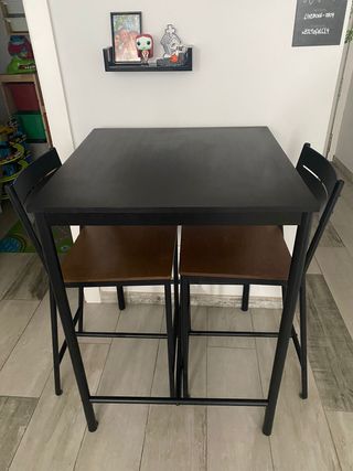 Mesa alta y 2 taburetes