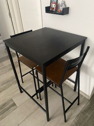 Mesa alta y 2 taburetes
