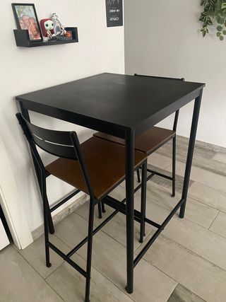 Mesa alta y 2 taburetes