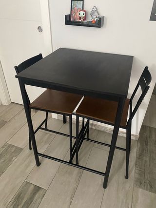 Mesa alta y 2 taburetes