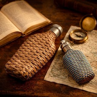 Frascos licor de viaje en mimbre y vidrio S.XIX-XX