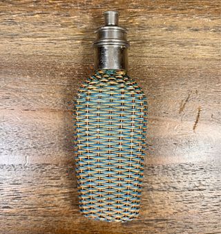 Frascos licor de viaje en mimbre y vidrio S.XIX-XX