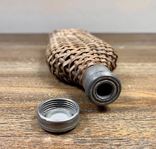 Frascos licor de viaje en mimbre y vidrio S.XIX-XX