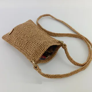 Bolso tejido a mano estilo cartera en rafia