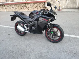 Honda CBR 125R Negra