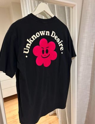 Camiseta Zara Negra con Flor Sonriente