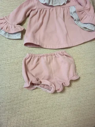 Conjunto  Jesusito niña rosa con volantes