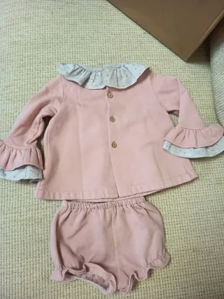 Conjunto  Jesusito niña rosa con volantes