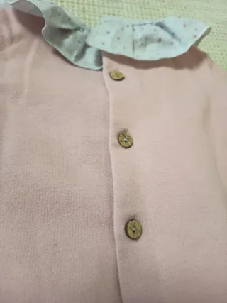 Conjunto  Jesusito niña rosa con volantes