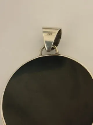 Colgante artesanal negro con puntos