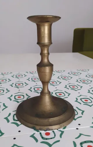 Candelabro de metal dorado