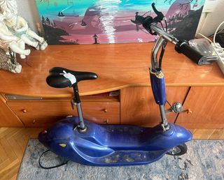 Patinete eléctrico para piezas , se enciende .