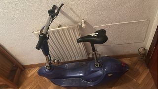 Patinete eléctrico para piezas , se enciende .