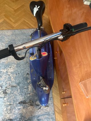 Patinete eléctrico para piezas , se enciende .