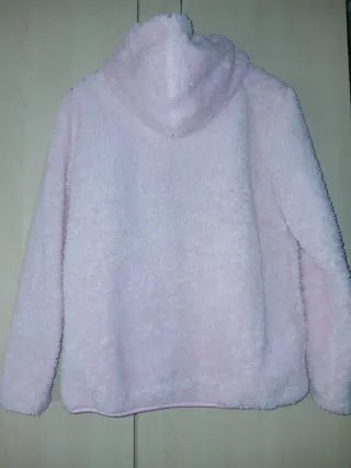 Chaqueta polar rosa con cremallera y capucha.