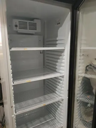 Frigorífico expositor de bebidas vertical