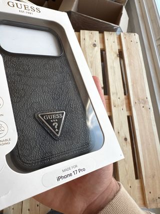 Capa Guess 4G Nauble Card Triangle iPhone 17