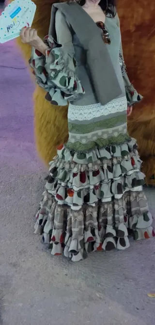 Traje de flamenca beige y verde