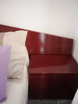 Cómoda de madera color cerezo