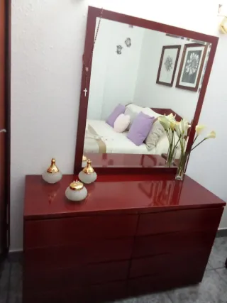 Cómoda de madera color cerezo