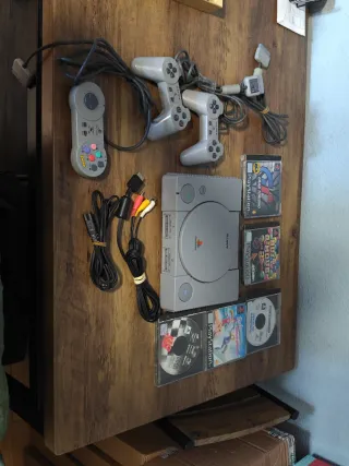 Consola PS1 + 3 Mandos + 5 Juegos