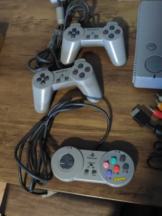 Consola PS1 + 3 Mandos + 5 Juegos