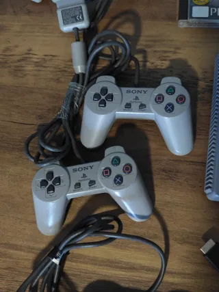 Consola PS1 + 3 Mandos + 5 Juegos