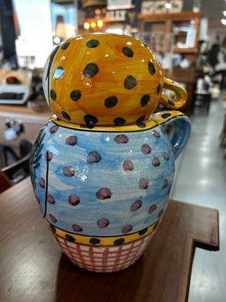 Jarra de cerámica artesanal con forma de muñeca