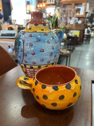 Jarra de cerámica artesanal con forma de muñeca