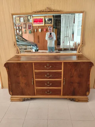 Aparador y espejo antiguo restaurado,