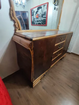 Aparador y espejo antiguo restaurado,