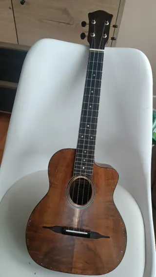 Ukelele Artesanal Koa Maciza Bruce Wey