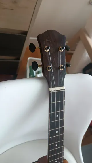 Ukelele Artesanal Koa Maciza Bruce Wey