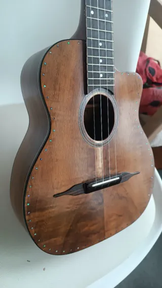 Ukelele Artesanal Koa Maciza Bruce Wey