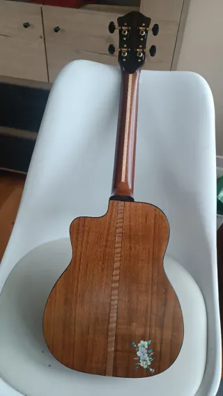 Ukelele Artesanal Koa Maciza Bruce Wey